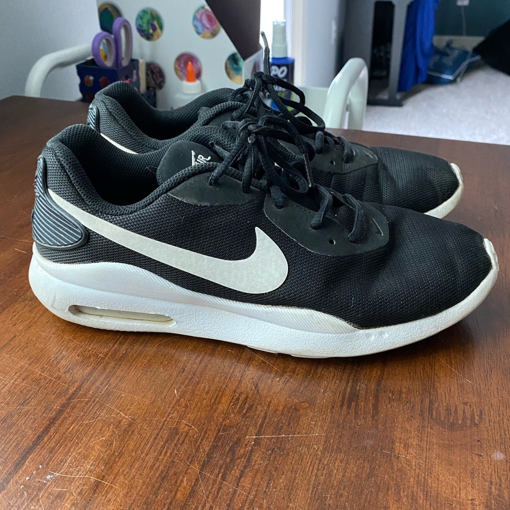 Women’s Nike tennis shoes